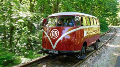 Un van Volkswagen T1 sur rail reprend du service.