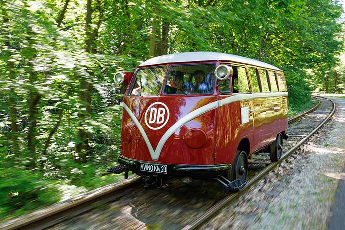 Un van Volkswagen T1 sur rail reprend du service.