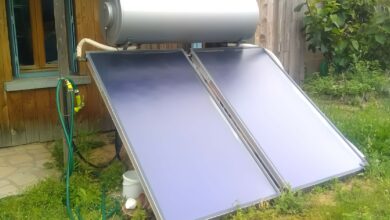 Un chauffe-eau solaire équipé de deux panneaux photovoltaïque.