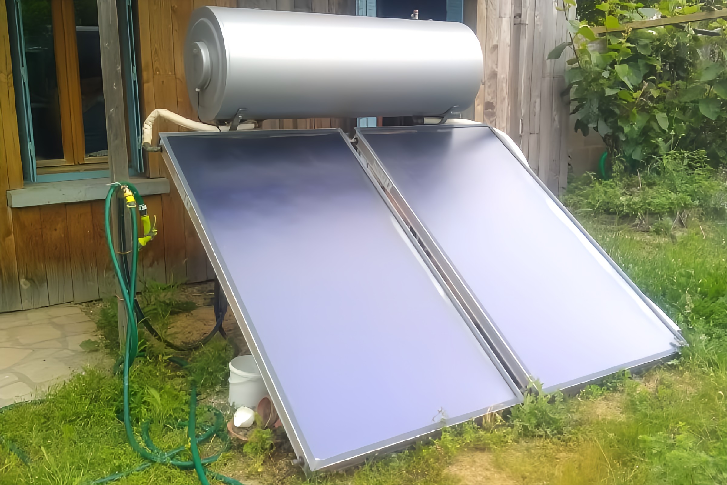 Un chauffe-eau solaire équipé de deux panneaux photovoltaïque.