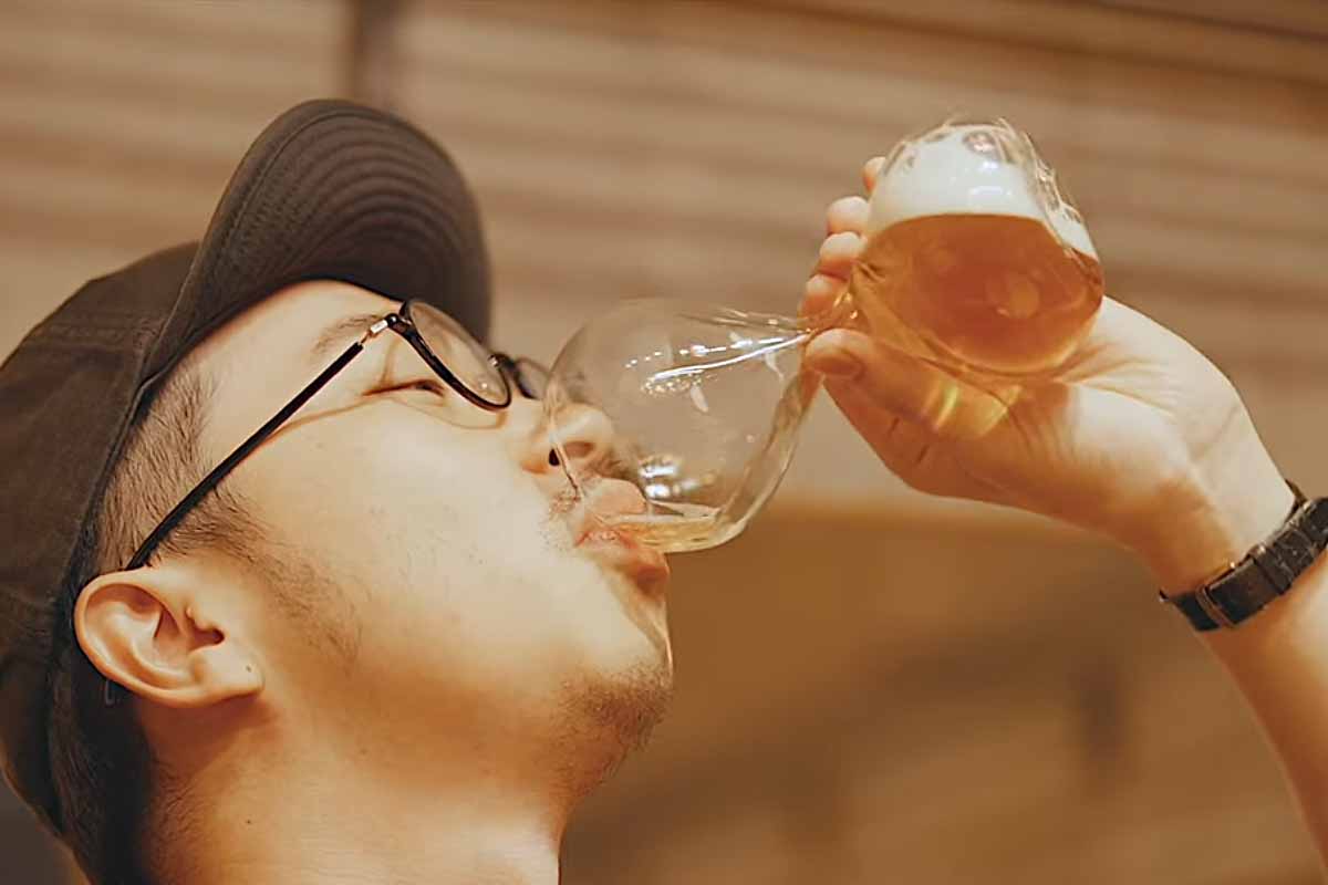 Une marque de bière crée un verre pour boire plus lentement.