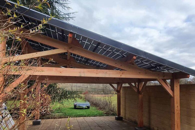 Carport solaire avec une ossature bois.