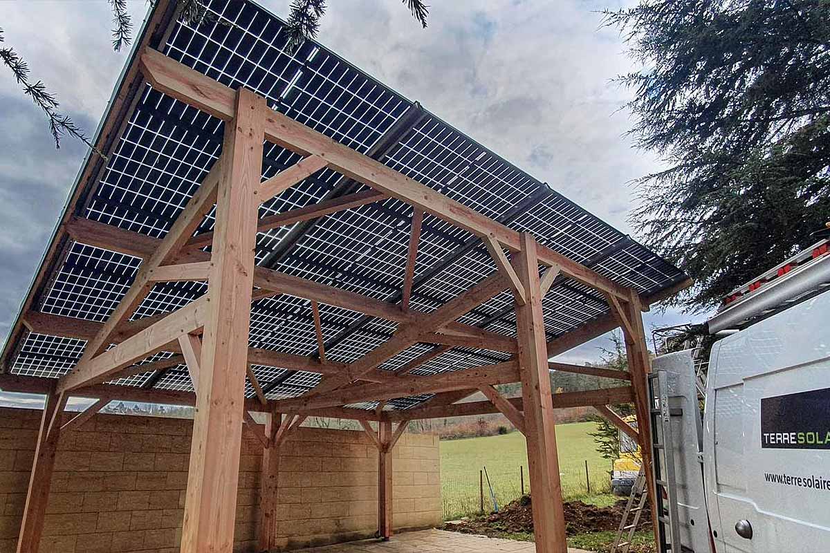 Un modèle de carport solaire de Terre Solaire.