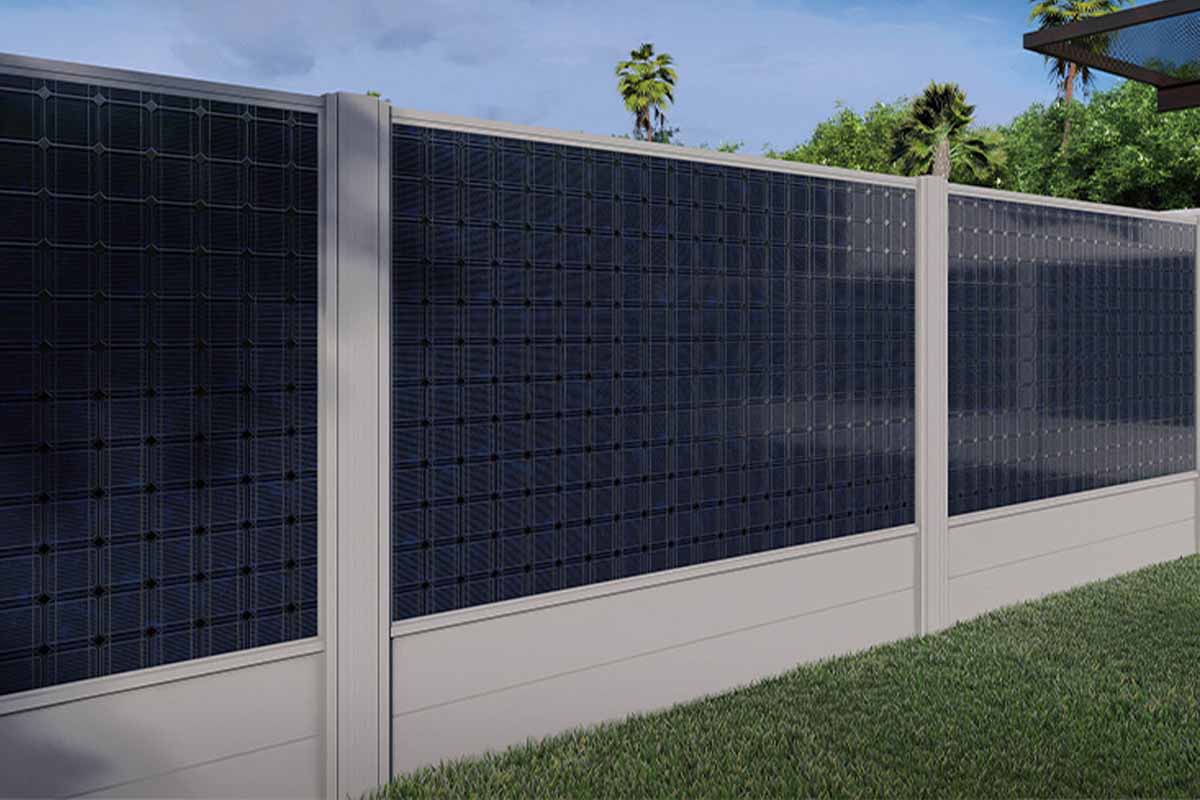 Une clôture aluminium avec des panneaux solaires intégrés.