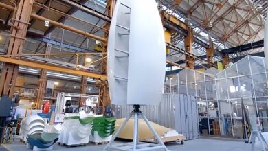 Une éolienne verticale Flower turbines en test dans les ateliers.