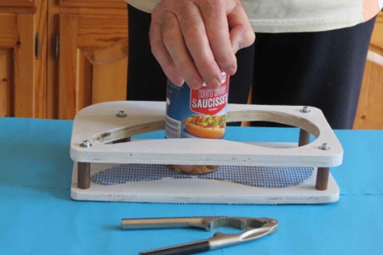 Un support qui permet d'ouvrir des bouteilles et des bouchons à vis d'une seule main.