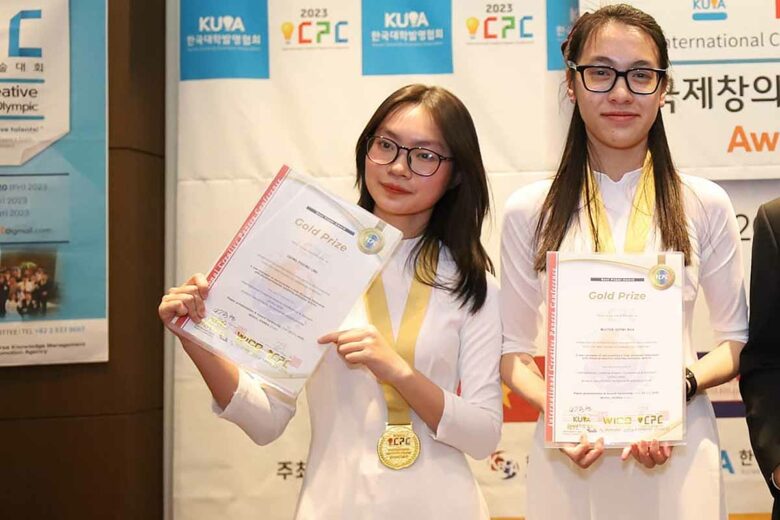 Deux jeunes vietnamiennes récompensées de la médaille d'or lors des Olympiades mondiales d’invention et de créativité (WICO) 2023.