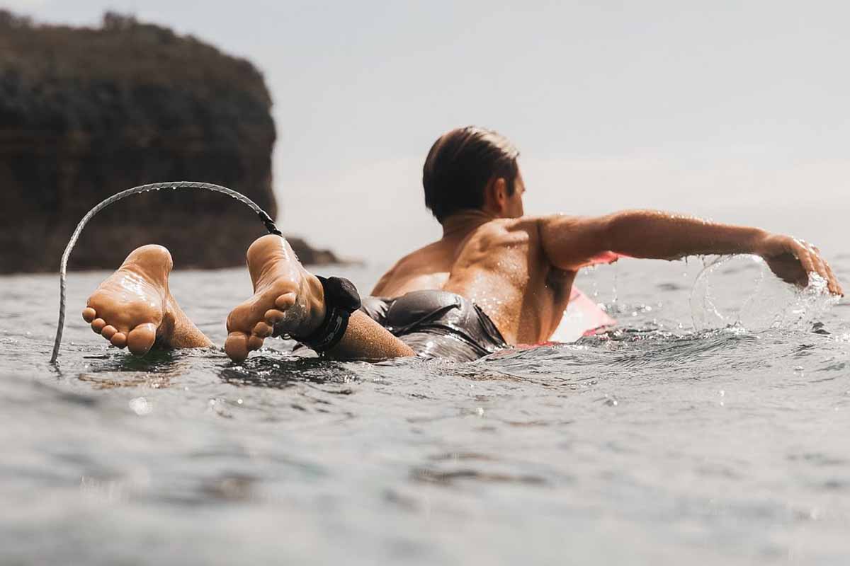 Un leash pour les surfeurs qui émet des ondes pour repousser les requins.