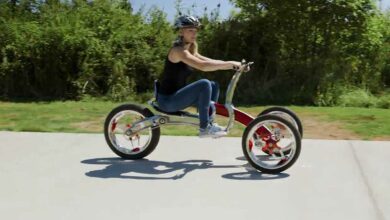 Un tricycle à assistance électrique ou l'on doit « pomper » avec ses bras et ses jambes pour avancer.