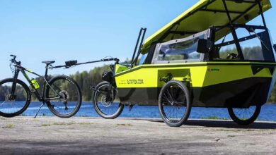 Une remorque de vélo autoalimentée qui se transforme en bateau et couchage.