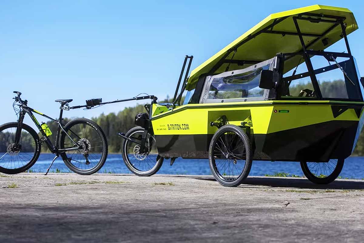 Une remorque de vélo autoalimentée qui se transforme en bateau et couchage.