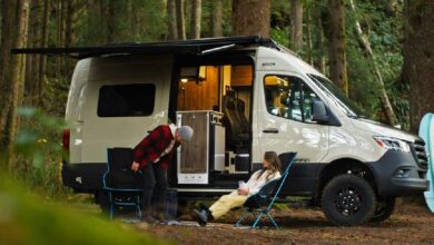 Un van aménagé Construit sur un châssis Mercedes Benz AWD.