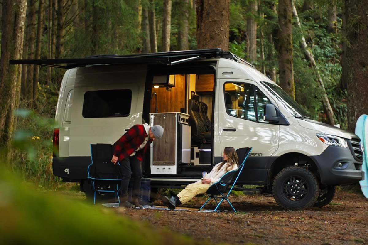 Un van aménagé Construit sur un châssis Mercedes Benz AWD.