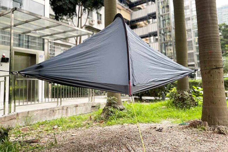 Une tente qui peut être installée comme un hamac entre deux arbres.