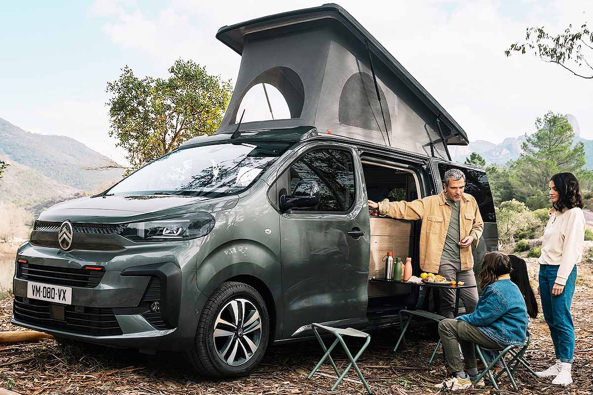 Le Citroën Holidays dispose d'une tente de toit qui permet un couchage pour 4 personnes au total.