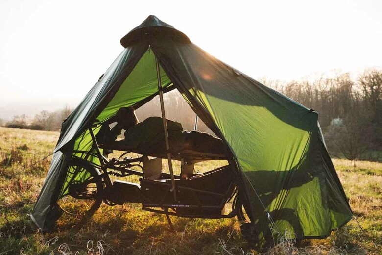 Un vélo cargo avec tente de camping.