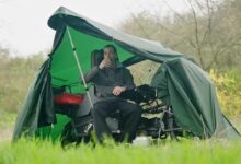 Un vélo avec un lit et une tente de camping.