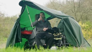 Un vélo avec un lit et une tente de camping.