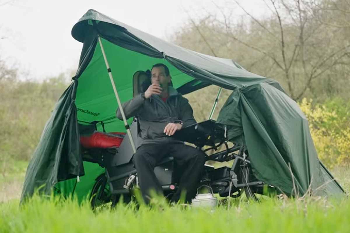 Un vélo avec un lit et une tente de camping.