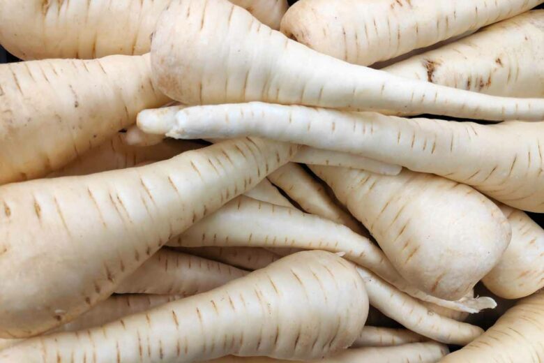 Des panais sur un étal de marché.