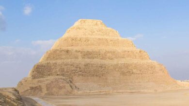 Pyramide de Djoser dans la nécropole de Saqqarah.