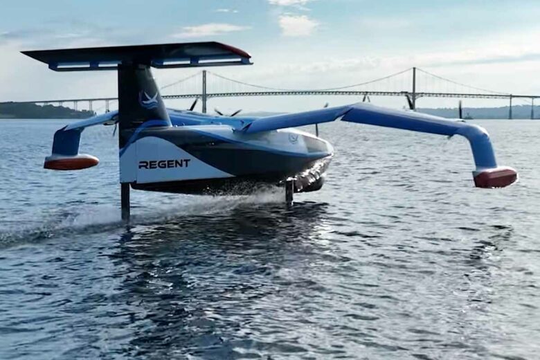 Cet avion plane au-dessus de l'eau avec l'effet de sol.