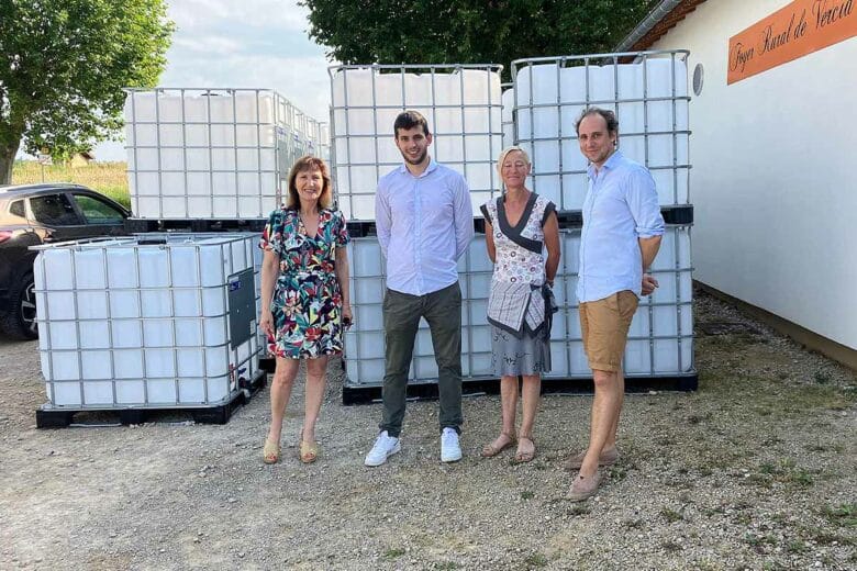 Une entreprise qui facilite l'achat groupé de récupérateurs d'eau de pluie pour les collectivités, ici les dirigeants d'Aquacollect et Mme la maire de Val-Sonnette.