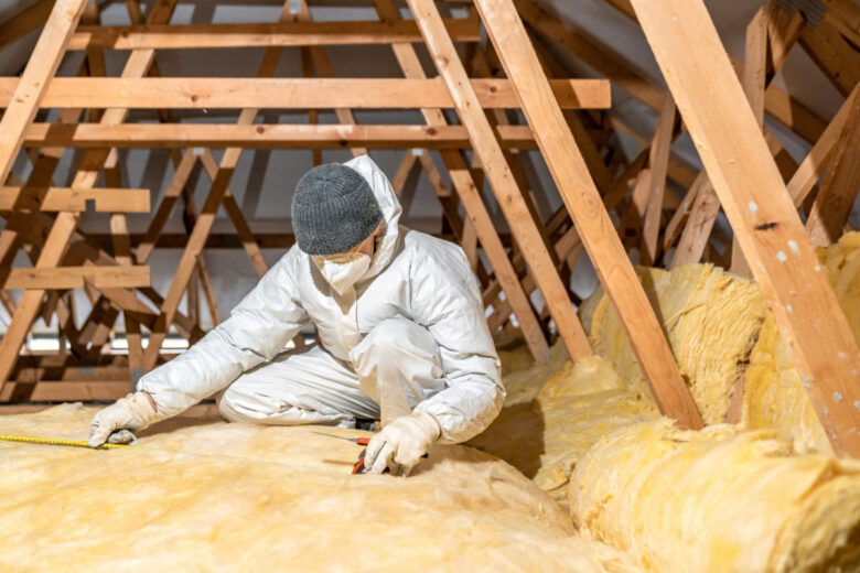 L'isolation du toit et du plafond d'une maison est un point important pour limiter les déperditions de chaleur.