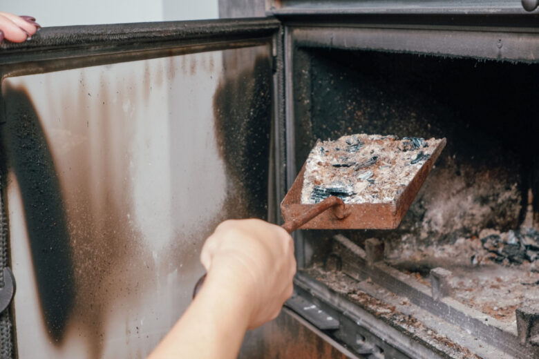 Une vitre noircie peut etre le signe d'un bois trop humide ou de flambées trop proches du verre.