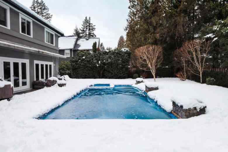 Assurez vous que la température de l'eau de votre piscine passe sous la barre des 12 °C pour éviter la propagation d'algues et micro organismes.