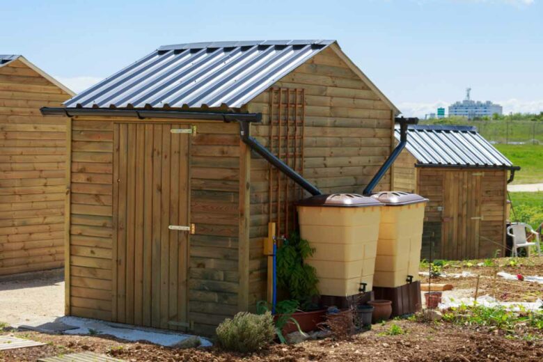 Utiliser l'eau de pluie pour le jardin potager avec des récupérateurs.