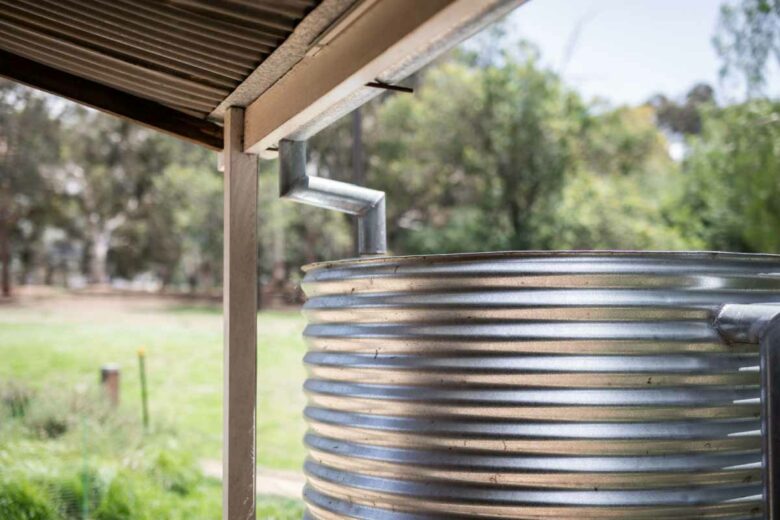 Relier sa gouttière à un récupérateur d'eau de pluie permet d'économiser la ressource en eau potable.