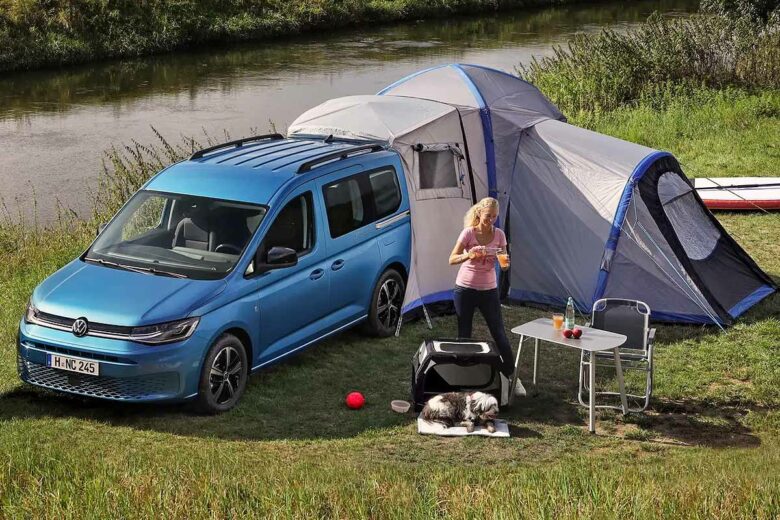 Le modèle Caddy California et sa tente (en option).