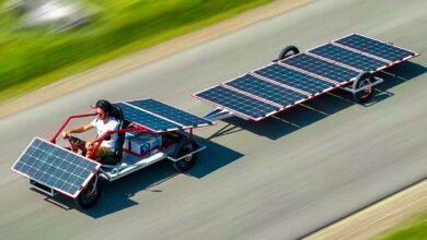 Il créé un véhicule solaire avec une autonomie théorique illimitée.