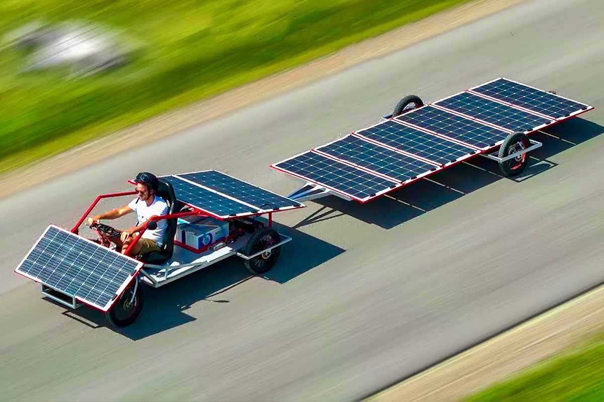 Il créé un véhicule solaire avec une autonomie théorique illimitée.