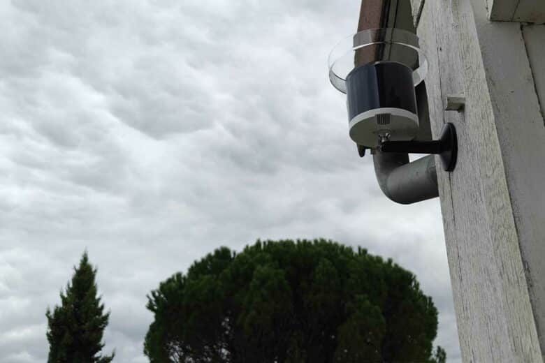 L'installation du Pluviomètre connecté sans-fil Netatmo.