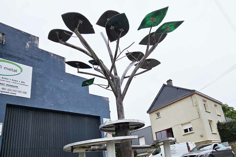 Un arbre solaire avec des bancs et une table où l'on peut discuter et recharger ses appareils.