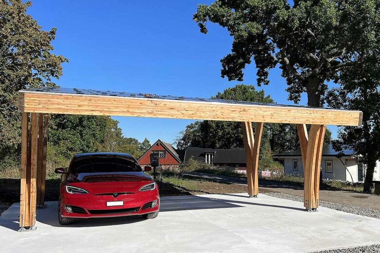 Un carport solaire disposant de nombreuses options comme une peinture réflechissante, une borne de recharge, ou bien une batterie de stockage.