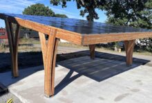 Un carport solaire en bois pour le parking et la recharge de véhicule.