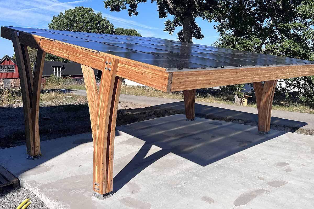 Un carport solaire en bois pour le parking et la recharge de véhicule.