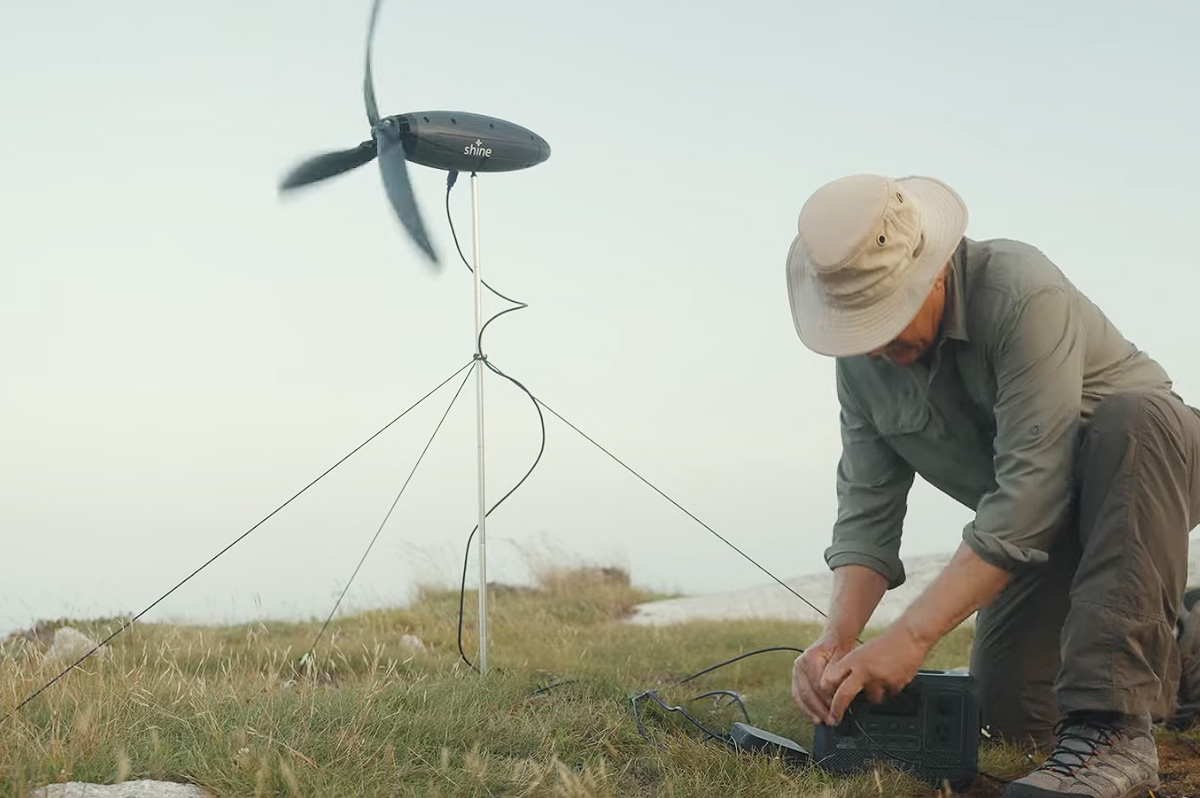 Une éolienne portable qui peut générer de l'électricité.