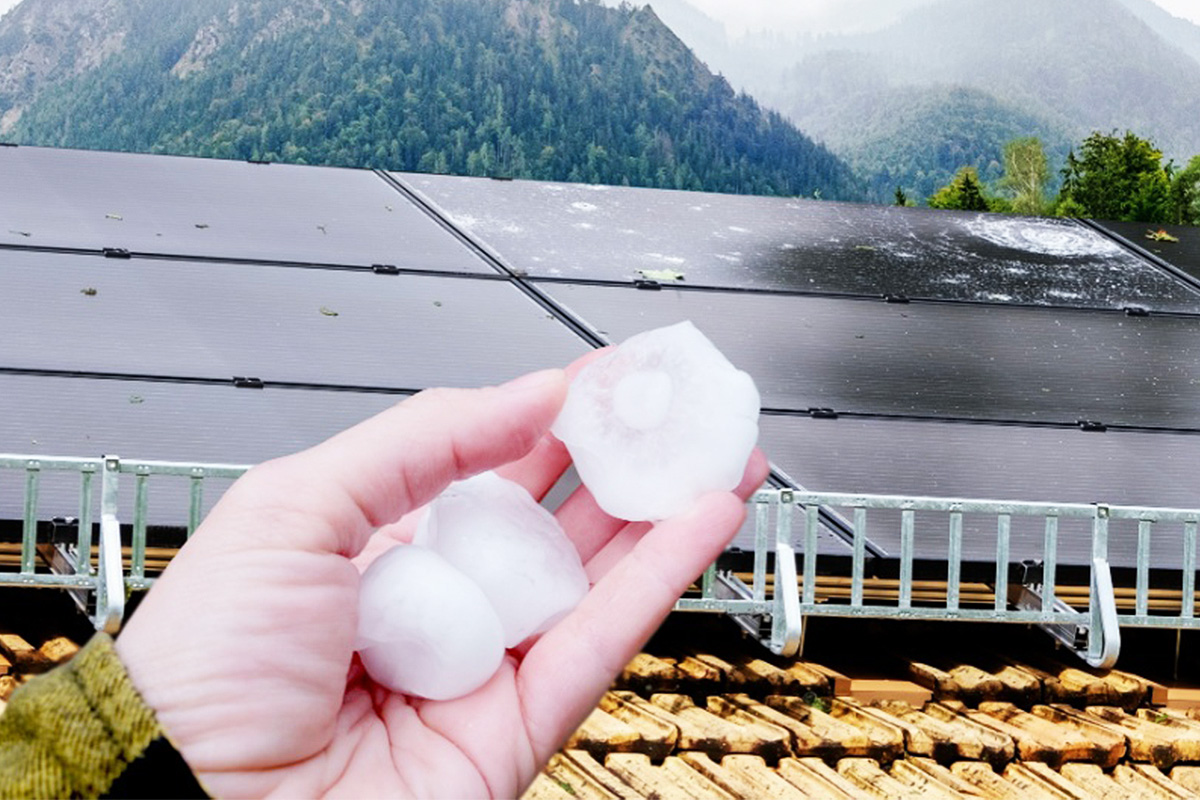 La grêle peut causer de gros dégats sur une installation photovoltaïque, c'est pourquoi AWM vient de mettre au point un tracker spécialement conçu pour changer l'inclinaison des panneaux lors de conditions climatiques défavorables.