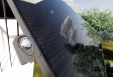 Le tracker solaire EcoFlow est équipé d'un capteur qui permet aux panneaux de toujours etre en position optimale pour produire de l'énergie et également les protéger de certaines conditions climatiques.