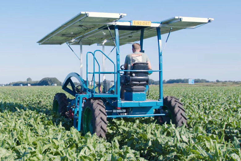 Le créateur du e-horse lors d'une démonstration de son tracteur électrique solaire.