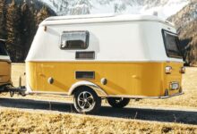 Une caravane jaune au look rétro très séduisant.