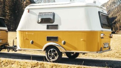 Une caravane jaune au look rétro très séduisant.