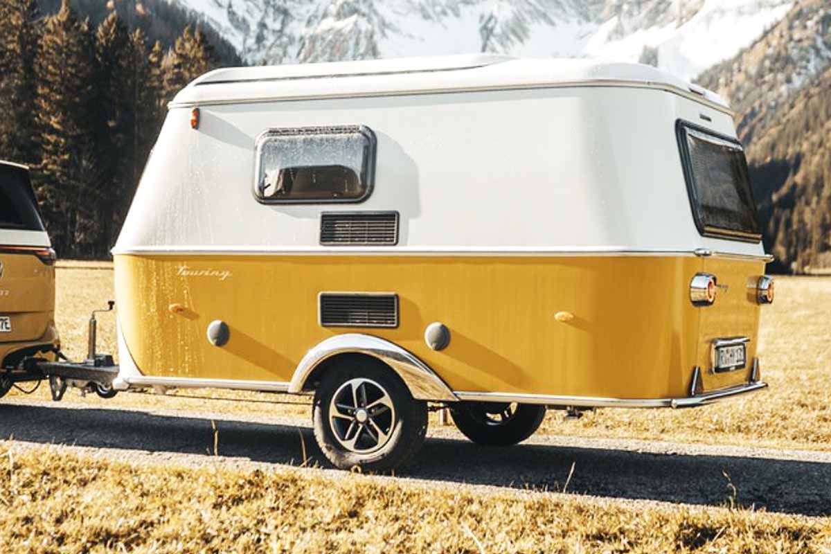 Une caravane jaune au look rétro très séduisant.