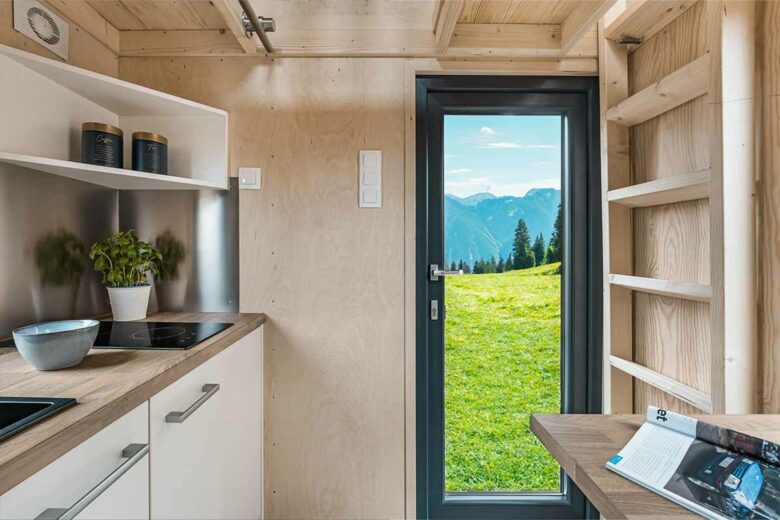 Un espace très restreint pour cette mini habitation en bois.