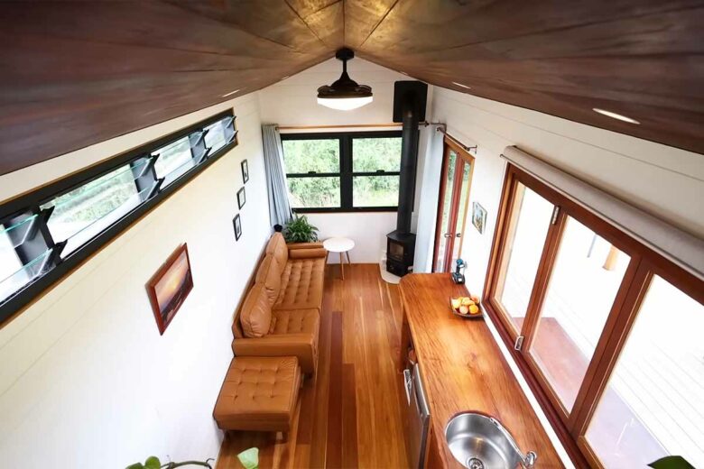 Du bois sombre, un agencement optimal, un poêle à bois, Perlin réalise son rêve dans cette tiny house.