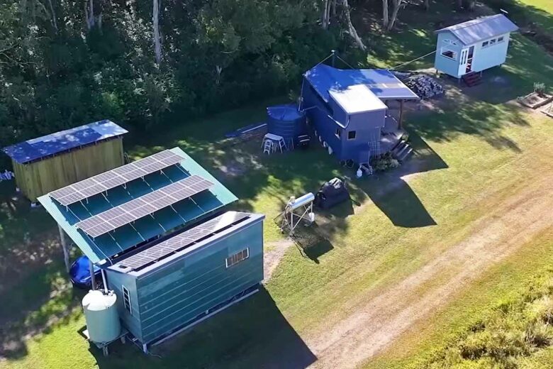 Le terrain dispose d'un atelier avec des panneaux solaires, d'une cuve de récupération d'eau, d'un chauffe-eau solaire, d'un homebiogas, d'un récupérateur d'eaux grises à filtration, et bien d'autres choses encore pour vivre en toute autonomie.